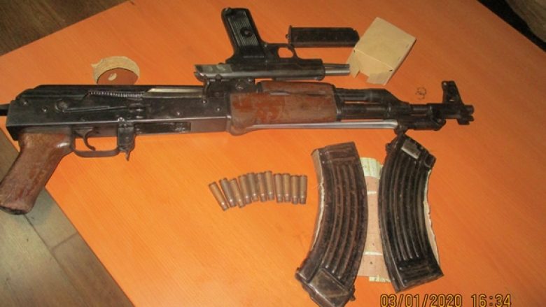 Arrestohet një person në Istog, iu gjet një automatik dhe një pistoletë pa leje