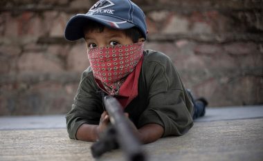 Imazhet shqetësuese të fëmijëve meksikanë, duke u stërvitur me armë zjarri që të përgatiten për t’i shërbyer grupeve kriminale