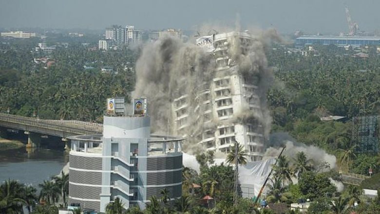 India e mbushur me ndërtime pa leje, rrënohen dy ndërtesa në përpjekje për eliminimin e tyre