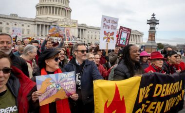 Joaquin Phoenix dhe Martin Sheen ndër të arrestuarit në protestat kundër ndryshimeve klimatike