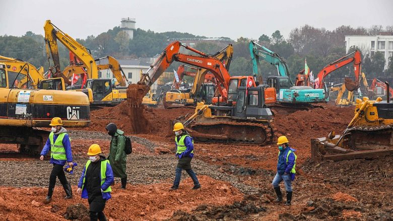 Kina fillon ndërtimin e spitalit vetëm për të prekurit nga coronavirusi – brenda natës janë grumbulluar qindra makineri dhe punëtorë