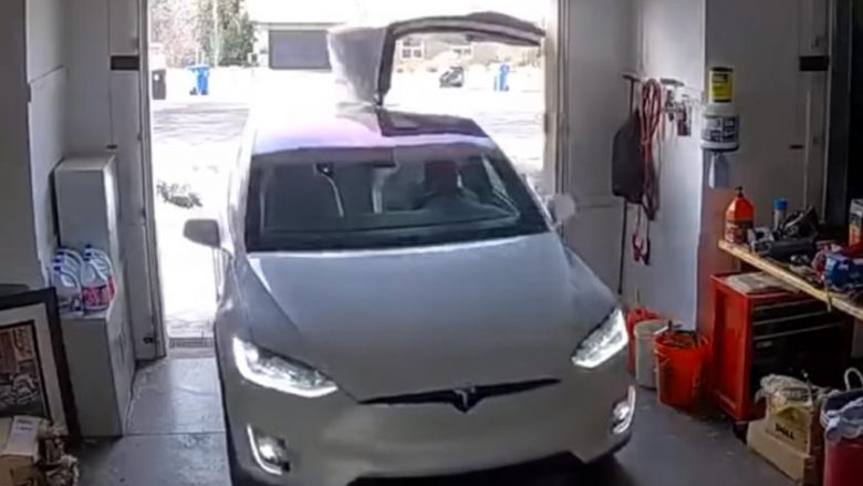 Mënyra si nuk duhet hyrë në garazh me një Tesla Model X
