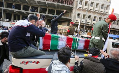 Mijëra njerëz dolën për ta përcjellë funeralin e gjeneralit Soleimani, bënin thirrje kundër Shteteve të Bashkuara