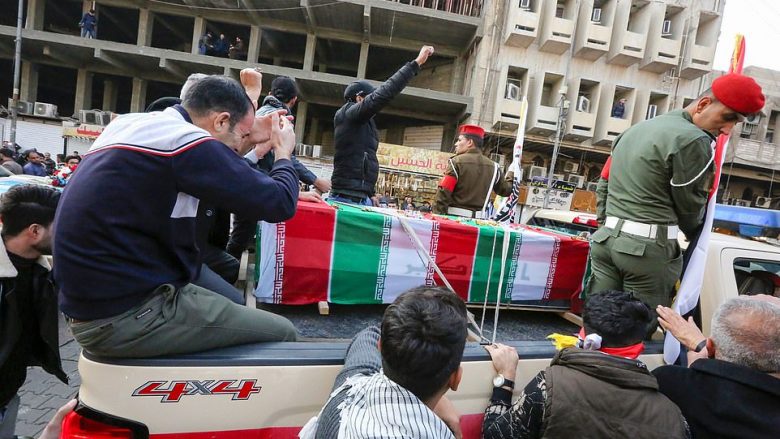 Mijëra njerëz dolën për ta përcjellë funeralin e gjeneralit Soleimani, bënin thirrje kundër Shteteve të Bashkuara