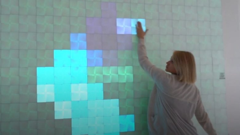 Muri interaktiv ndriçohet me prekje dore apo aktivizohet me dëgjimin e tingujve