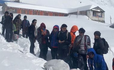 Në Himalaje u zhdukën shtatë alpinistë si pasojë e rënies së ortekëve, të tjerët pritën në radhë që të shpëtohen me helikopterët