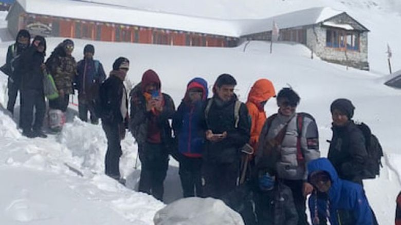 Në Himalaje u zhdukën shtatë alpinistë si pasojë e rënies së ortekëve, të tjerët pritën në radhë që të shpëtohen me helikopterët