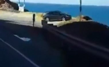 Në kërkim të shoferit që e voziti makinën jashtë rruge dhe ra nga shkëmbi në det
