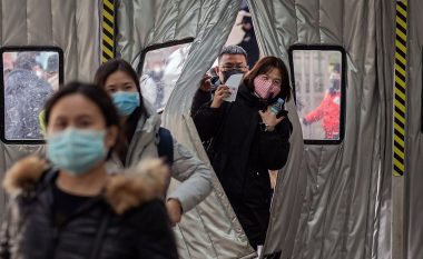 Në Britani të Madhe do të kontrollohen për coronavirus 2,000 njerëz që kanë udhëtuar nga Kina