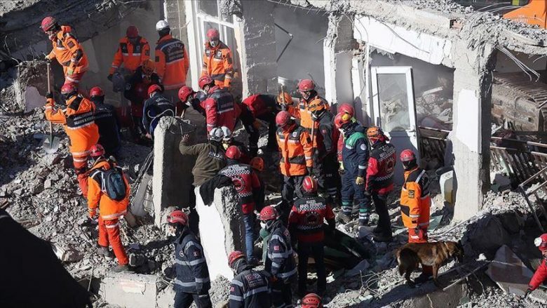 Numri i të vdekurve nga tërmeti në Turqi ka arritur në 35