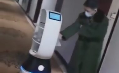 Frika nga kontakti me coronavirusin, roboti ua shpërndanë ushqimin njerëzve në “hotelin karantinë” në Kinë