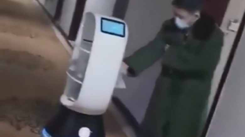 Frika nga kontakti me coronavirusin, roboti ua shpërndanë ushqimin njerëzve në “hotelin karantinë” në Kinë