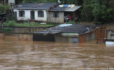 Reshjet e shiut që nuk ndaluar për dy ditë në Brazil, shkaktuan vërshime dhe rrëshqitje dheu