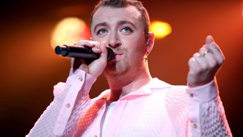 Sam Smith shpërndan një fotografi, në të cilën shfaqet krejtësisht i zhveshur në plazh