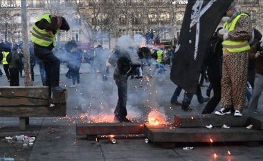 Sërish protesta në Paris, policia përdori granata speciale që t’i shpërndajë protestuesit