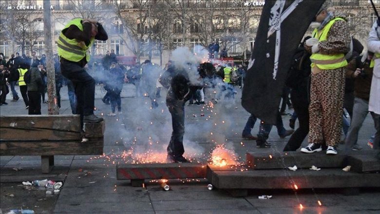 Sërish protesta në Paris, policia përdori granata speciale që t’i shpërndajë protestuesit
