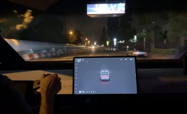 Shëtitën me një Tesla Cybertruck, përjetuar nga afër teknologjinë e lartë që ndodhet në të