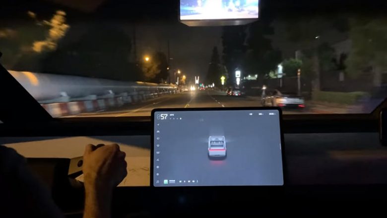 Shëtitën me një Tesla Cybertruck, përjetuar nga afër teknologjinë e lartë që ndodhet në të