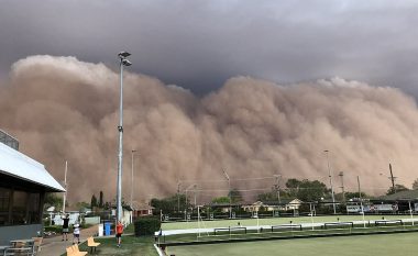 Stuhia masive e pluhurit që i përfshiu papritmas dy qytete australiane, e bllokoi përkohësisht edhe diellin