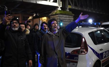 Turma e protestuesve hyri brenda teatrit, policia u detyrua të evakuojë presidentin Macron