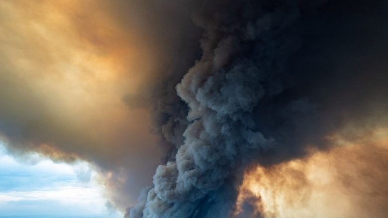 Vatrat e zjarrit në dy qytete kufitare në Australi, mund të bashkohen në një të fuqishme – banorëve iu kërkohet evakuim, për disa është shumë vonë