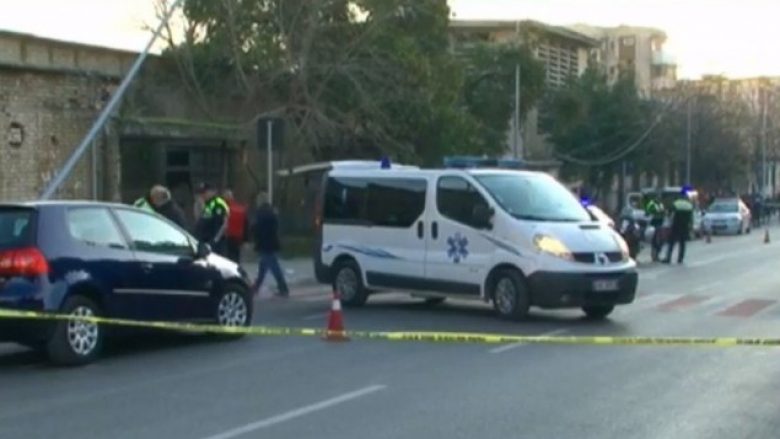 Aksidenti me dy të vdekur në Tiranë, policia arreston dy drejtuesit e automjeteve