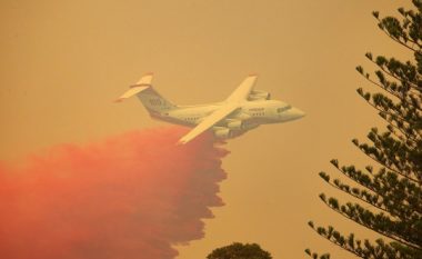 Kishin ardhur për ndihmë nga SHBA, tre të vdekur ndërsa aeroplani që luftonte zjarret rrëzohet në Australi