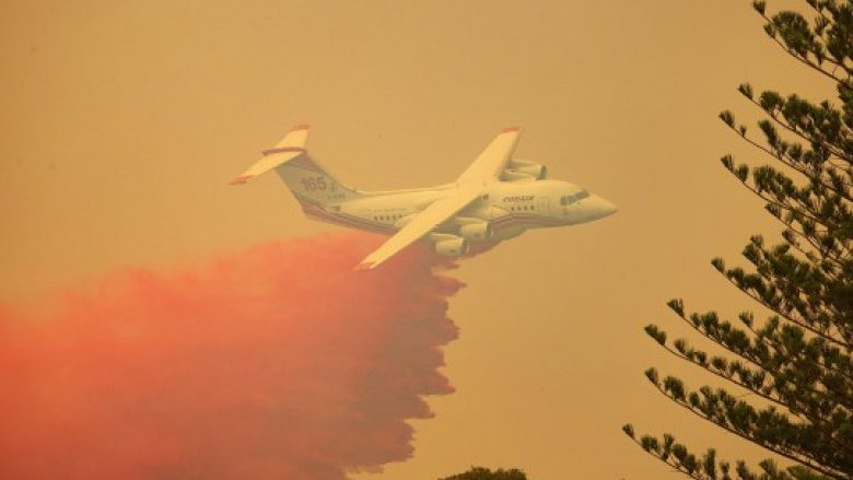Kishin ardhur për ndihmë nga SHBA, tre të vdekur ndërsa aeroplani që luftonte zjarret rrëzohet në Australi