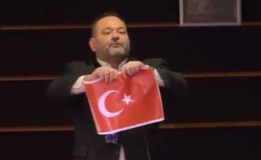 Deputeti grek gris flamurin e Turqisë në Parlamentin Evropian