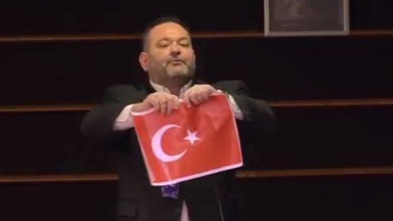 Deputeti grek gris flamurin e Turqisë në Parlamentin Evropian