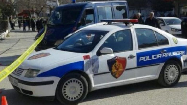 Përplasen dy vetura në Tiranë, e pësojnë me jetë dy këmbësorë