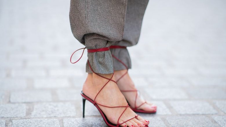 Yjet si trend të ri kanë vendosur pantallonat nën rripin e këpucëve të tyre
