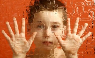Diagnoza e hershme: Si të dallohen shenjat e autizmit