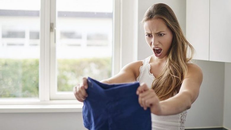 Si t’i ktheni në gjendje normale rrobat e zvogëluara nga larja në rrobalarëse