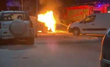 Digjet një veturë në Prishtinë, nuk ka të lënduar