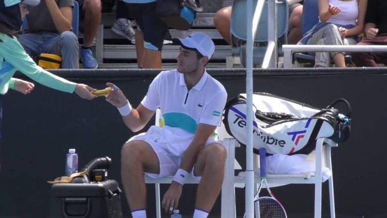 Tenisti francez befason të pranishmit, kërkon nga “vajza që mbledh topat” t’ia qëronte një banane