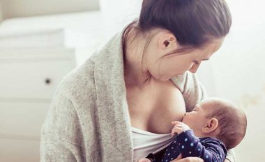 Është zbuluar edhe një përparësi e ushqimit të bebeve me gji: Tharmi në qumështin e nënës është kyç për shëndetin e fëmijës