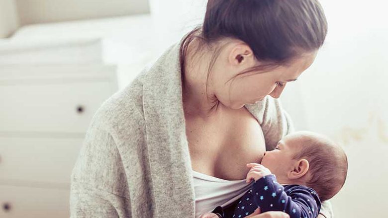 Është zbuluar edhe një përparësi e ushqimit të bebeve me gji: Tharmi në qumështin e nënës është kyç për shëndetin e fëmijës