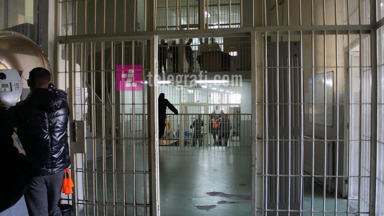 Ndihmuan ikjen e të burgosurve dhe kontrabandën brenda burgjeve të Kosovës, tetë zyrtarë korrektues të arrestuar dhe shumë të tjerë nën hetime