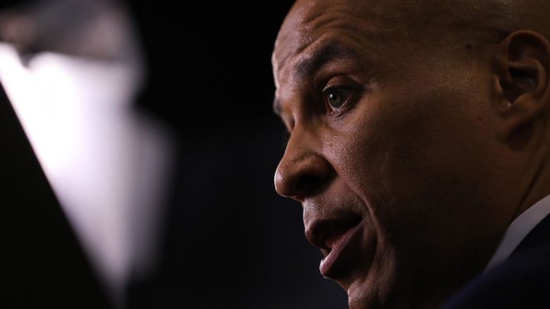 Cory Booker dorëhiqet nga gara për president të SHBA-së