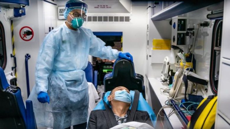 Coronavirusi: Mjekët kinezë tregojnë se çfarë i shkakton trupit dhe kush janë më të prekurit