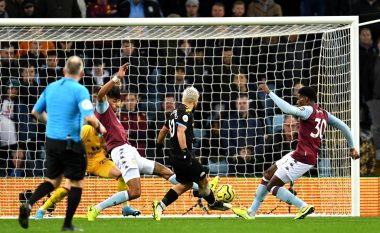 Manchester City turpëron Aston Villën në Ligën Premier, Aguero realizon het-trik
