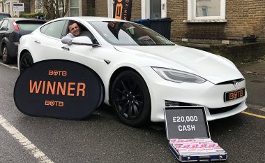 Punonte si shofer taksie në Londër, kosovari fitoi një veturë prej mbi 90 mijë funtesh natën e Vitit të Ri