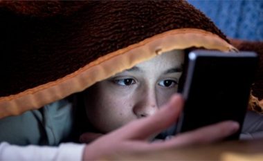 Më shumë se gjysma e fëmijëve “ndajnë shtratin” me celularin e tyre – koha mesatare e përdorimit, tri orë e 20 minuta në ditë