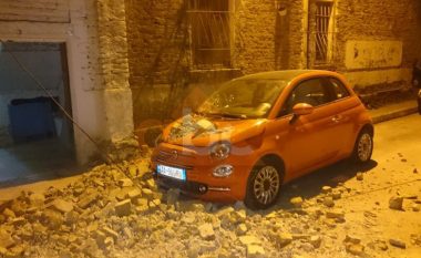 Tiranë, era e fuqishme rrëzon fasadën e pallatit tek Komuna e Parisit
