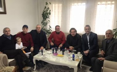 Drejtuesit e FFK-së vizitojnë Arben Beqirin, Agim Ademi i jep kurajë duke i treguar se vetë e ka mposhtur këtë sëmundje