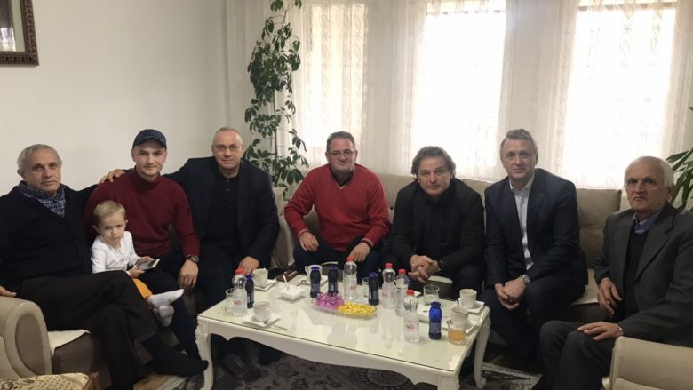 Drejtuesit e FFK-së vizitojnë Arben Beqirin, Agim Ademi i jep kurajë duke i treguar se vetë e ka mposhtur këtë sëmundje