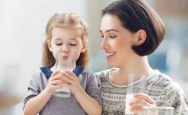 Përse fëmijët duhet të pinë qumësht shumë të yndyrshëm