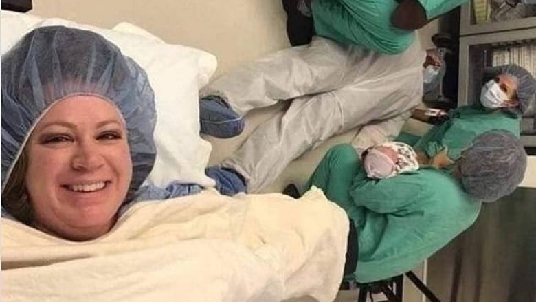 Nëna lindi fëmijën, por alivanoset babai – selfie që u bë hit në rrjetet sociale