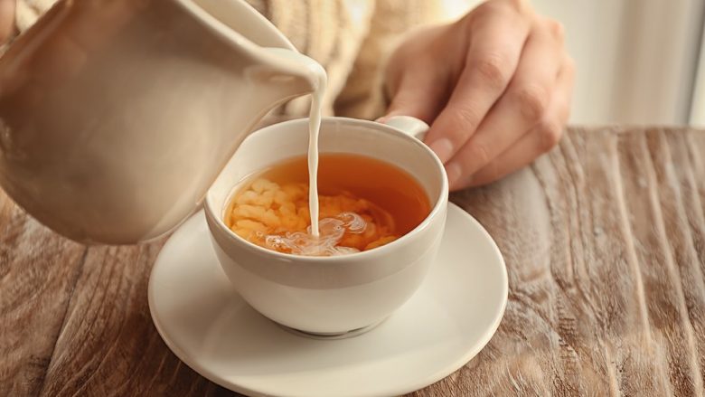 Shtimi i qumështit në çaj i bën dhëmbët më të bardhë